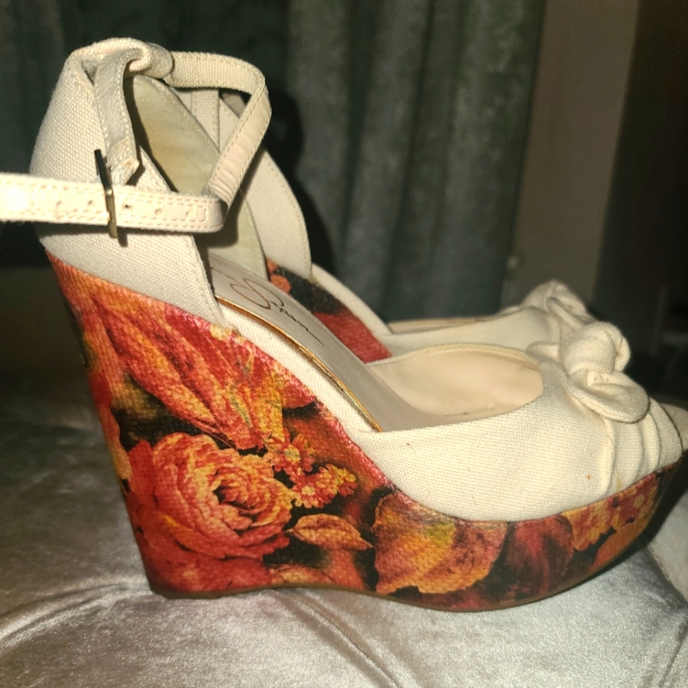 Jessica Simpsons floral wedge sandals size 8m